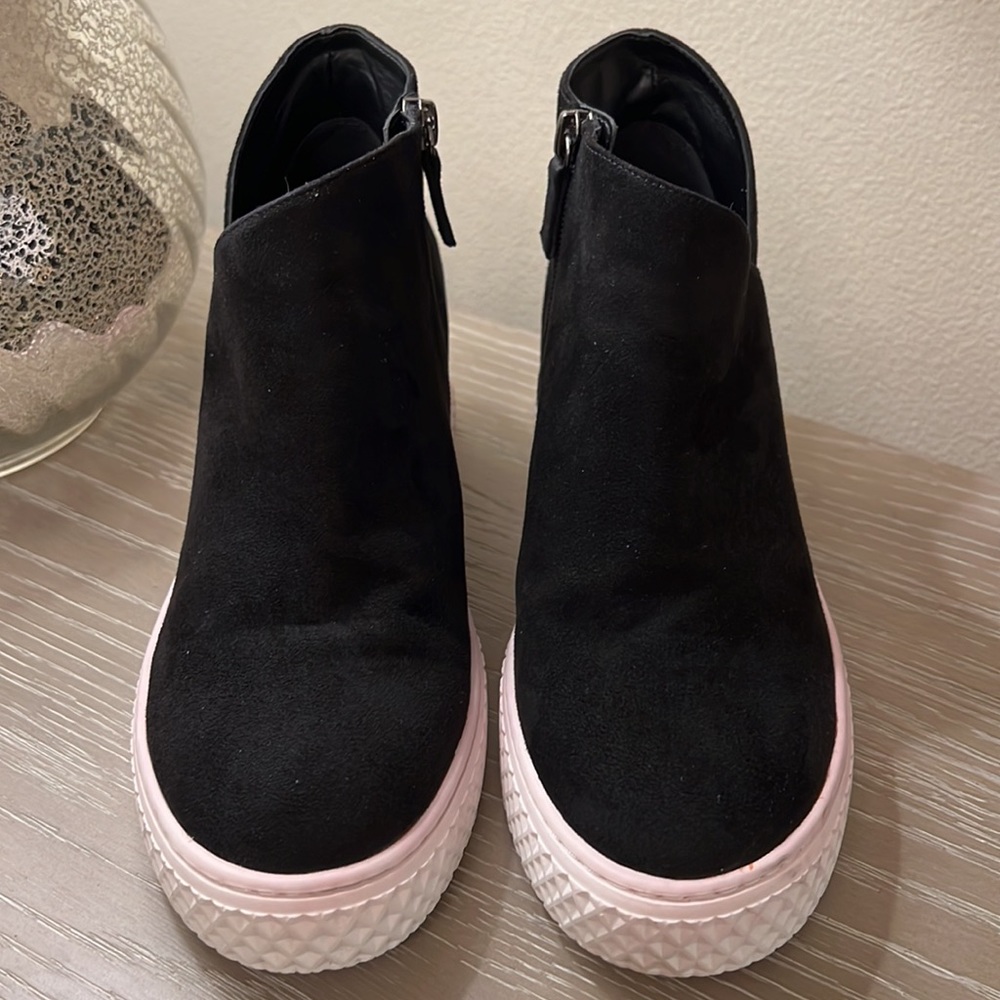 AEROSOLES Black Ankle Boots with Pink and White Sole